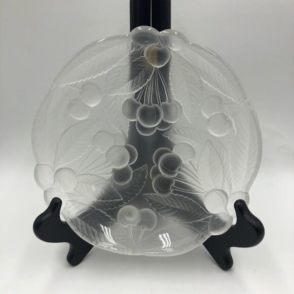 Vintage Frosted Glass Salad Plates Dinnerware Fruit Design Set of 2 Scalloped - Picture 4 of 10